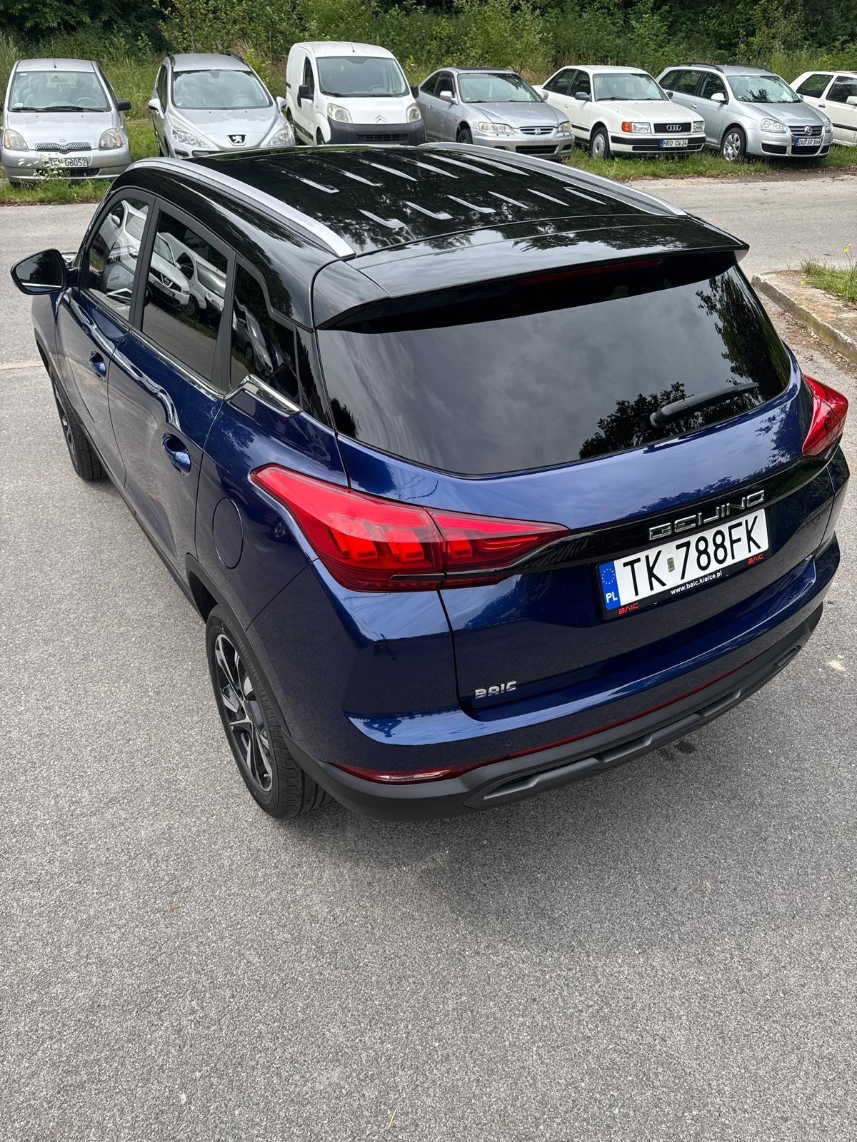 BAIC po oklejeniu dachu czarną folią